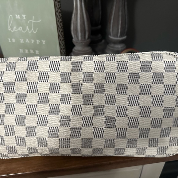 Designer inspired cream tote bag with wallet and zipper pouch - Picture 3 of 6